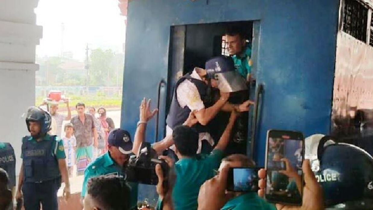 আদালতে সাবেক ভূমন্ত্রীর ওপর ডিম নিক্ষেপ, ফাঁসির দাবি